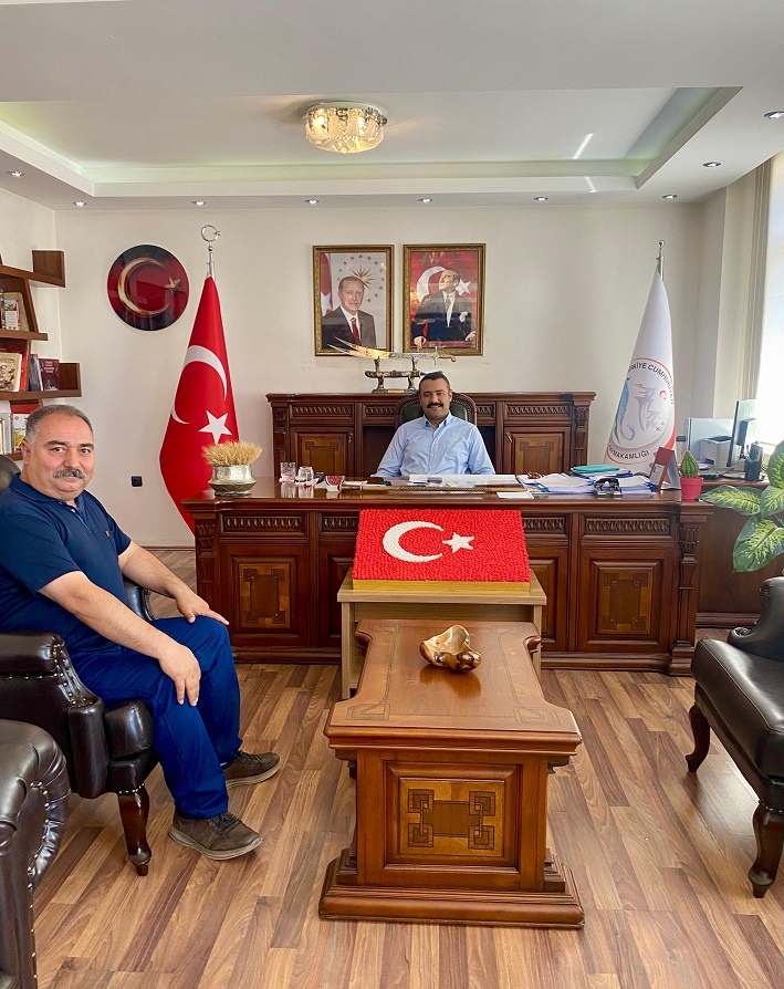 Kaymakamımız Sayın Yasin GÜRKAN, Ağuiçen Türbemizinde Bulunduğu Karabakır Köyü Muhtarı Mustafa RÜZGAR'ın Hoş Geldiniz Ziyaretini Makamında Kabul Etti.